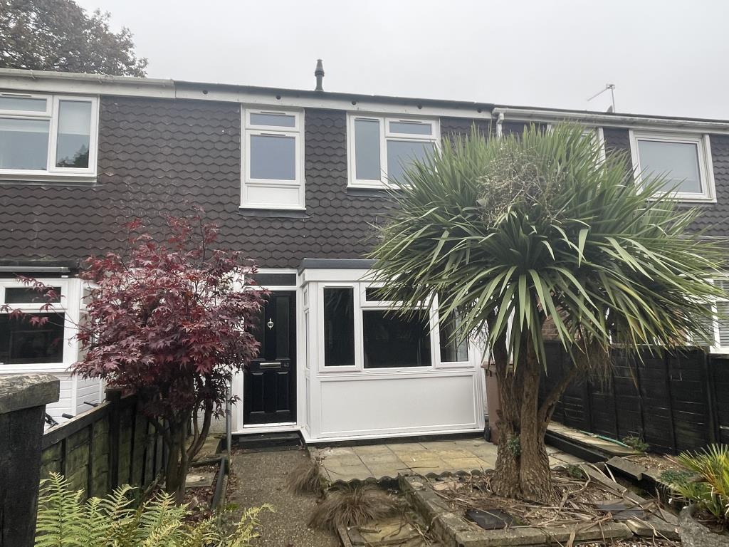 Lot: 175 - HOUSE IN NEED OF IMPROVEMENT - Front view of house in need of refurbishment